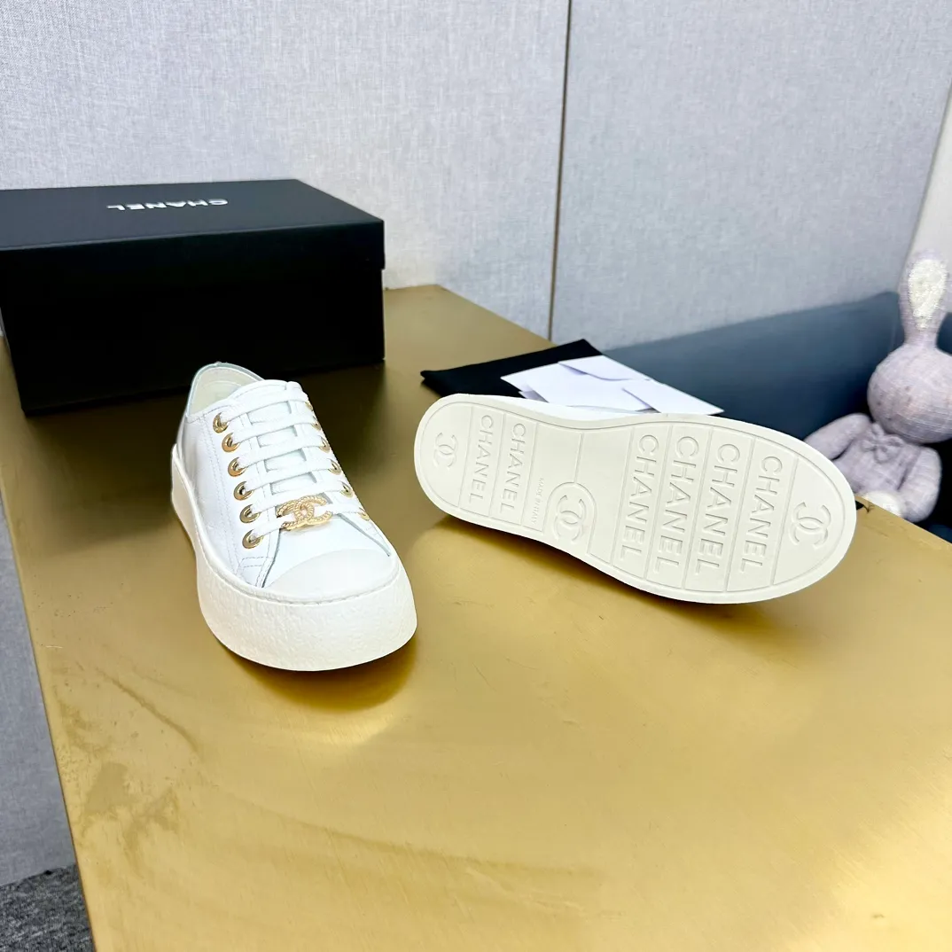 P440👟👟 Top version, original quality! ! ! Chanel Chanel - 2024 biscuit shoes, the top casual sports shoes in the counter, this classic design; the upper is electro-embroidered with a variety of craftsmanship; the outsole is fashionable and sporty; the unusual inclusion of a variety of color elements... The diversified mix and match is very good-looking and versatile, casual, fashionable, sports and outdoor can be taken into account... ꫛꫀꪝ Go➫ Material: ❶Upper made of: original first-layer cowhide ❷Inside made of: sheepskin ❸Outsole is based on: original TPU combination outsole, full set of boutique packaging for women 35–40